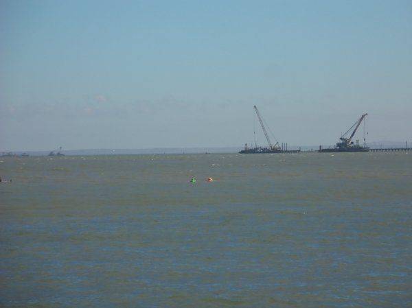 Капитаны клубов "Нордстрим" и "Заря Новороссии" провели в Керчи экстремальный заплыв Капитаны клубов "Нордстрим" и "Заря Новороссии" провели в Керчи экстремальный заплыв