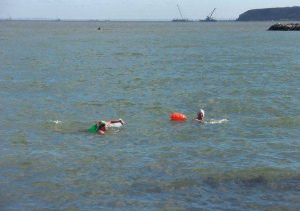 Капитаны клубов "Нордстрим" и "Заря Новороссии" провели в Керчи экстремальный заплыв Капитаны клубов "Нордстрим" и "Заря Новороссии" провели в Керчи экстремальный заплыв