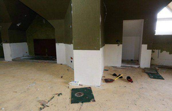 «Гидные» мародеры: британская газета показала, как революционеры воруют унитазы и паркет из дома экс-прокурора Пшенки «Гидные» мародеры: британская газета показала, как революционеры воруют унитазы и паркет из дома экс-прокурора Пшенки