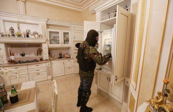 «Гидные» мародеры: британская газета показала, как революционеры воруют унитазы и паркет из дома экс-прокурора Пшенки «Гидные» мародеры: британская газета показала, как революционеры воруют унитазы и паркет из дома экс-прокурора Пшенки