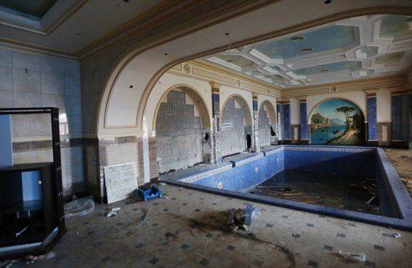 «Гидные» мародеры: британская газета показала, как революционеры воруют унитазы и паркет из дома экс-прокурора Пшенки «Гидные» мародеры: британская газета показала, как революционеры воруют унитазы и паркет из дома экс-прокурора Пшенки