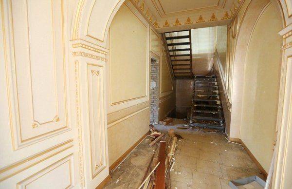 «Гидные» мародеры: британская газета показала, как революционеры воруют унитазы и паркет из дома экс-прокурора Пшенки «Гидные» мародеры: британская газета показала, как революционеры воруют унитазы и паркет из дома экс-прокурора Пшенки