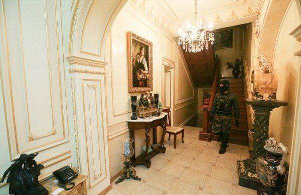 «Гидные» мародеры: британская газета показала, как революционеры воруют унитазы и паркет из дома экс-прокурора Пшенки «Гидные» мародеры: британская газета показала, как революционеры воруют унитазы и паркет из дома экс-прокурора Пшенки