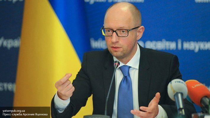 Яценюк сбежал с заседания правительства на встречу с Порошенко Яценюк сбежал с заседания правительства на встречу с Порошенко