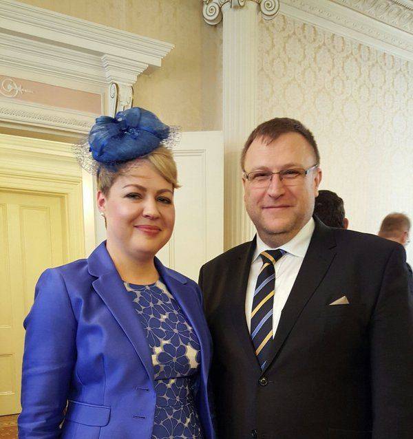 Украинские селюки на приеме у английской королевы Украинские селюки на приеме у английской королевы