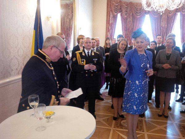 Украинские селюки на приеме у английской королевы Украинские селюки на приеме у английской королевы
