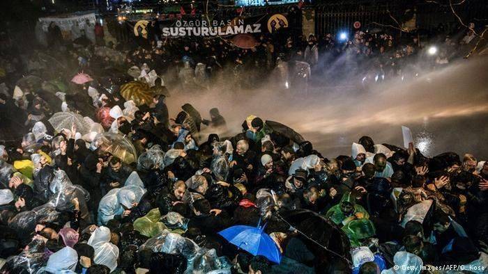 В Турции взяли штурмом офис издания Zaman В Турции взяли штурмом офис издания Zaman