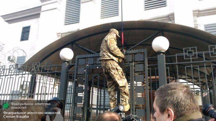 Радикалам, напавшим на российское посольство в Киеве, грозит до 4 лет тюрьмы Радикалам, напавшим на российское посольство в Киеве, грозит до 4 лет тюрьмы