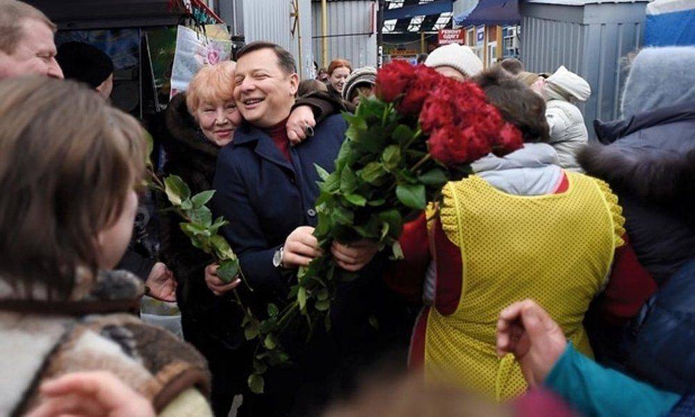 Ляшко принес цветы продавщицам рынка Ляшко принес цветы продавщицам рынка