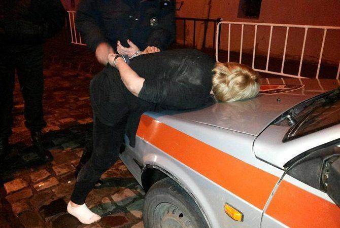 Пьяная девушка избила полицейских ногами Пьяная девушка избила полицейских ногами