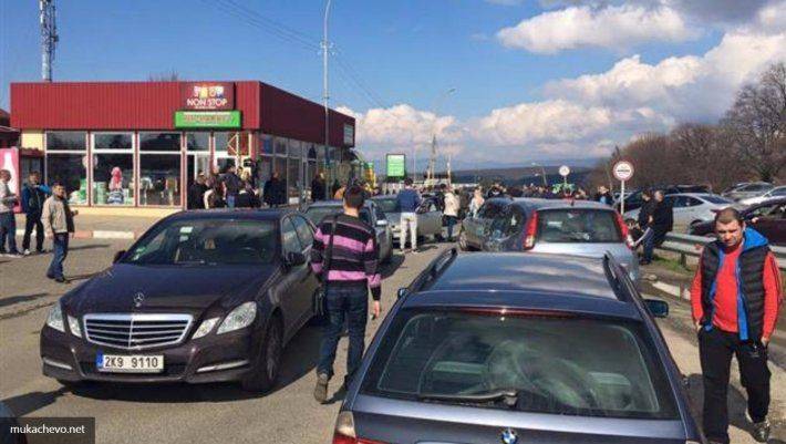 Протестующие автомобилисты перекрыли границу Украины со Словакией Протестующие автомобилисты перекрыли границу Украины со Словакией