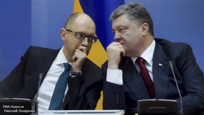 Яценюк рассказал об «ударе в спину» от Порошенко Яценюк рассказал об «ударе в спину» от Порошенко