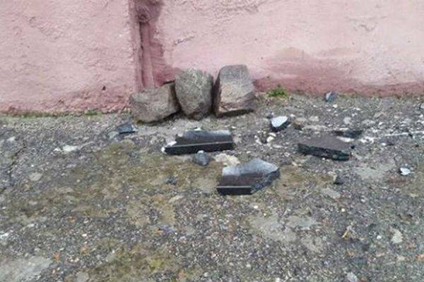 На Харьковщине разбили мемориальную доску «герою АТО» На Харьковщине разбили мемориальную доску «герою АТО»