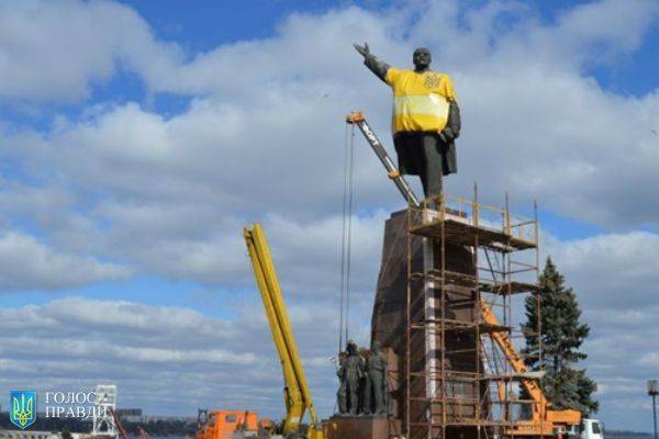Жители Запорожья пришли попрощаться с Лениным Жители Запорожья пришли попрощаться с Лениным