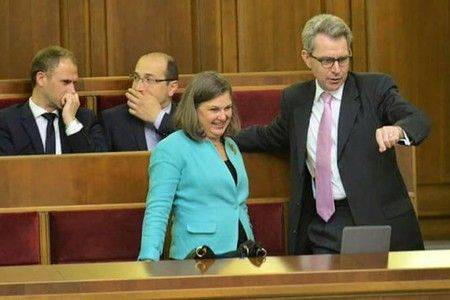 Нуланд: Украина должна освободиться от "нечестивого союза грязных денег и грязной политики" Нуланд: Украина должна освободиться от "нечестивого союза грязных денег и грязной политики"