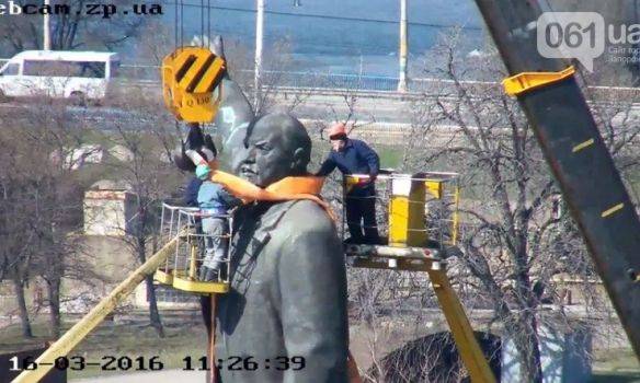 Снос памятника Ленину в Запорожье: Ильич без боя не сдается Снос памятника Ленину в Запорожье: Ильич без боя не сдается