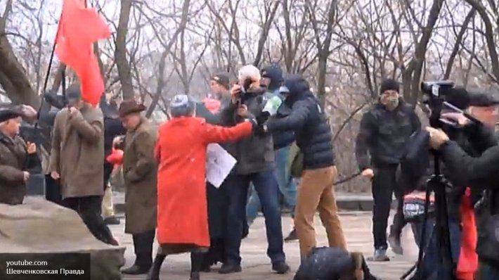 Пожилые коммунисты в Киеве героически отбились от группы нацистов «Азова» Пожилые коммунисты в Киеве героически отбились от группы нацистов «Азова»