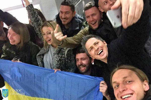 Шоумен Педан специально поехал в Вильнюс, чтобы потролить Земфиру украинским флагом Шоумен Педан специально поехал в Вильнюс, чтобы потролить Земфиру украинским флагом