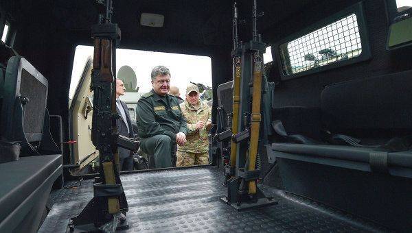 Порошенко выдал оружие сборной Украины по футболу Порошенко выдал оружие сборной Украины по футболу