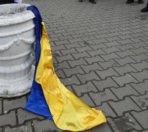 Украинца, выбросившего на свалку «жовто-блакытный» флаг, упекли в психушку Украинца, выбросившего на свалку «жовто-блакытный» флаг, упекли в психушку