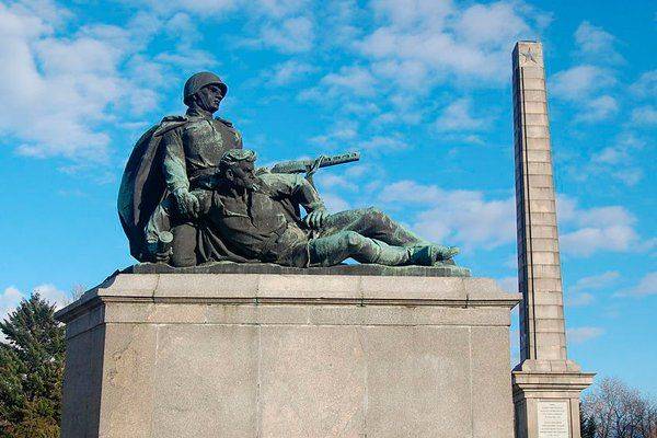Снос памятников Советской Армии в Польше, это вандализм и неприкрытый цинизм