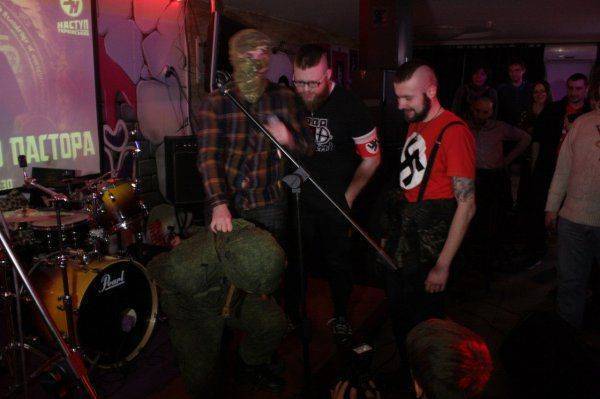 Очередное шоу дегенератов в Киеве: "Вырывание сердца зеленого человечка" и "голова Кадырова" в банке Очередное шоу дегенератов в Киеве: "Вырывание сердца зеленого человечка" и "голова Кадырова" в банке