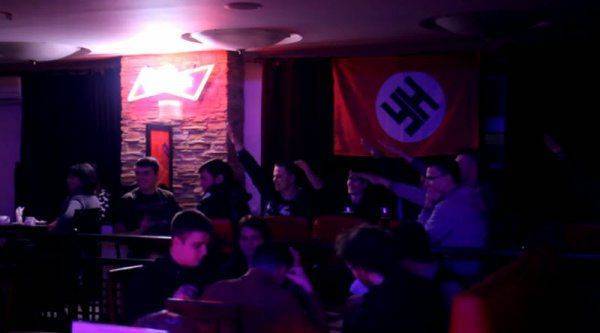 Очередное шоу дегенератов в Киеве: "Вырывание сердца зеленого человечка" и "голова Кадырова" в банке Очередное шоу дегенератов в Киеве: "Вырывание сердца зеленого человечка" и "голова Кадырова" в банке