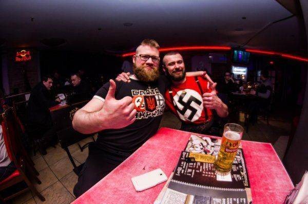 Очередное шоу дегенератов в Киеве: "Вырывание сердца зеленого человечка" и "голова Кадырова" в банке Очередное шоу дегенератов в Киеве: "Вырывание сердца зеленого человечка" и "голова Кадырова" в банке