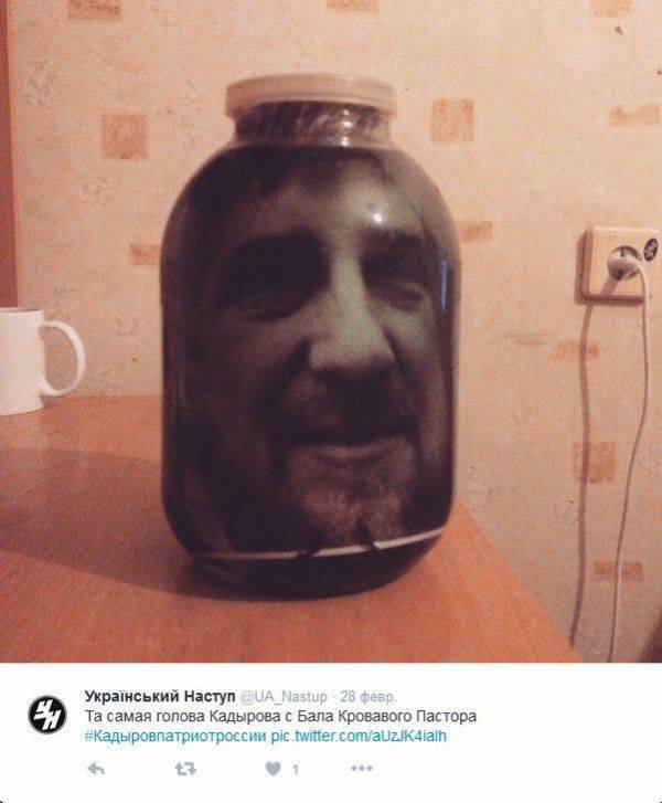 Очередное шоу дегенератов в Киеве: "Вырывание сердца зеленого человечка" и "голова Кадырова" в банке Очередное шоу дегенератов в Киеве: "Вырывание сердца зеленого человечка" и "голова Кадырова" в банке