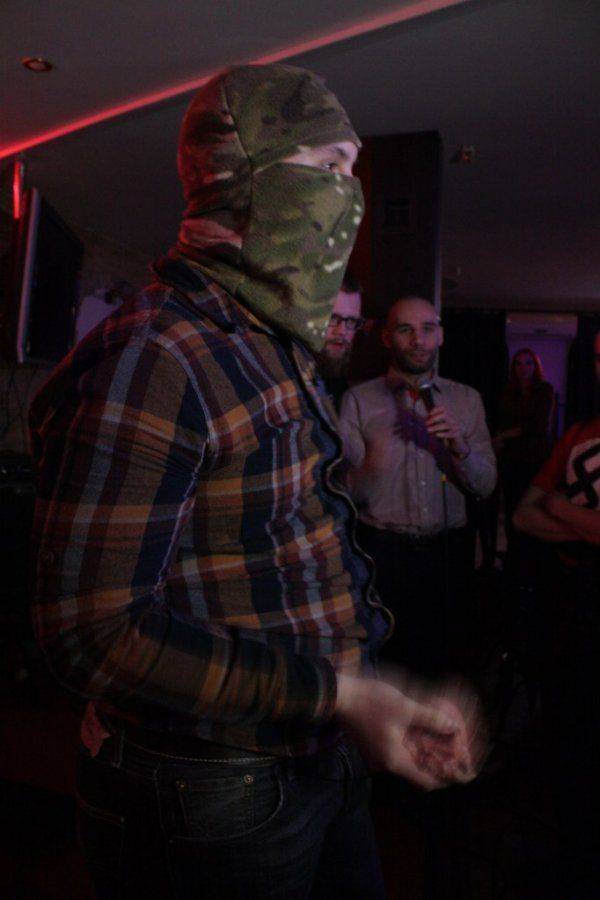 Очередное шоу дегенератов в Киеве: "Вырывание сердца зеленого человечка" и "голова Кадырова" в банке Очередное шоу дегенератов в Киеве: "Вырывание сердца зеленого человечка" и "голова Кадырова" в банке