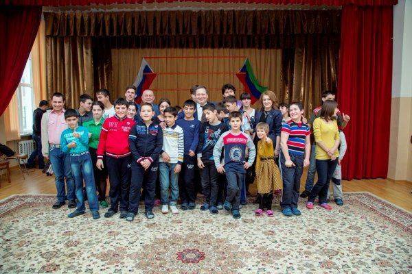 «Фронтовики» провели благотворительную акцию в детском доме Каспийска «Фронтовики» провели благотворительную акцию в детском доме Каспийска