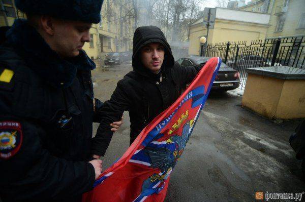 Савченко, гори в аду! — лимоновцы в Питере атаковали консульство Украины Савченко, гори в аду! — лимоновцы в Питере атаковали консульство Украины