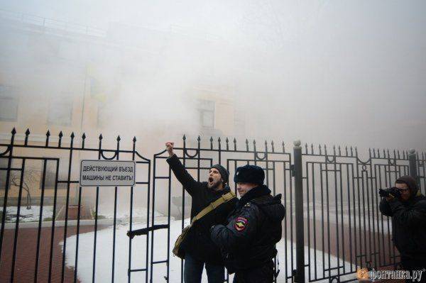 Савченко, гори в аду! — лимоновцы в Питере атаковали консульство Украины Савченко, гори в аду! — лимоновцы в Питере атаковали консульство Украины