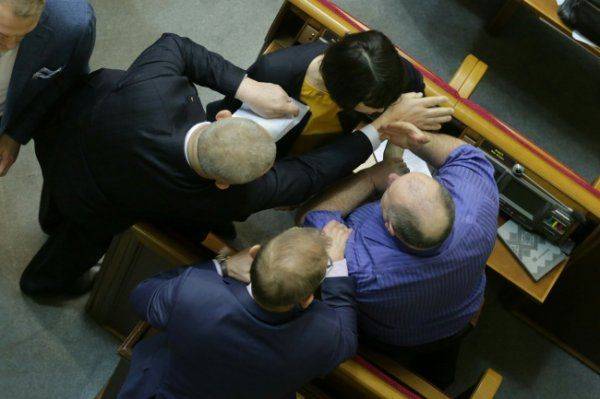 У депутата Черновол обострение: расцарапала лицо своему коллеге и объявила Тимошенко «ватой» У депутата Черновол обострение: расцарапала лицо своему коллеге и объявила Тимошенко «ватой»