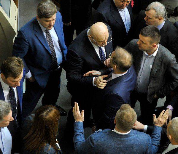 У депутата Черновол обострение: расцарапала лицо своему коллеге и объявила Тимошенко «ватой» У депутата Черновол обострение: расцарапала лицо своему коллеге и объявила Тимошенко «ватой»