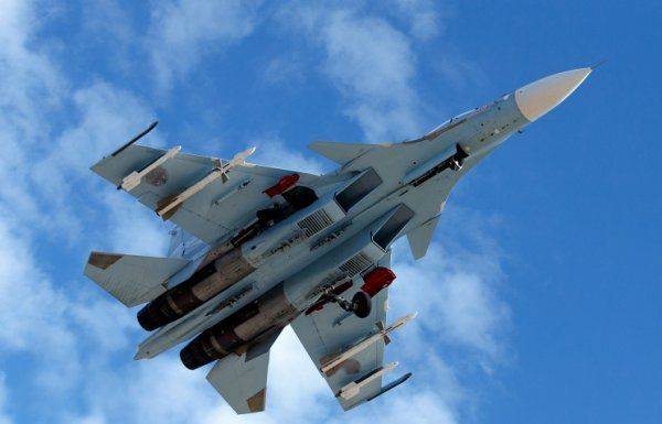 Истребители Су-30СМ и Су-35С ВВО сбросили бомбы на колонны бронетехники на марше Истребители Су-30СМ и Су-35С ВВО сбросили бомбы на колонны бронетехники на марше