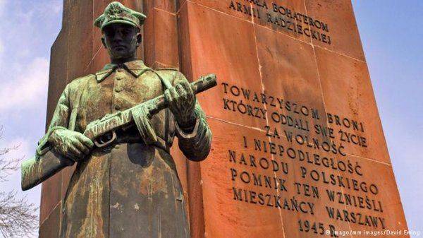 В ЕС хотят снести советские памятники