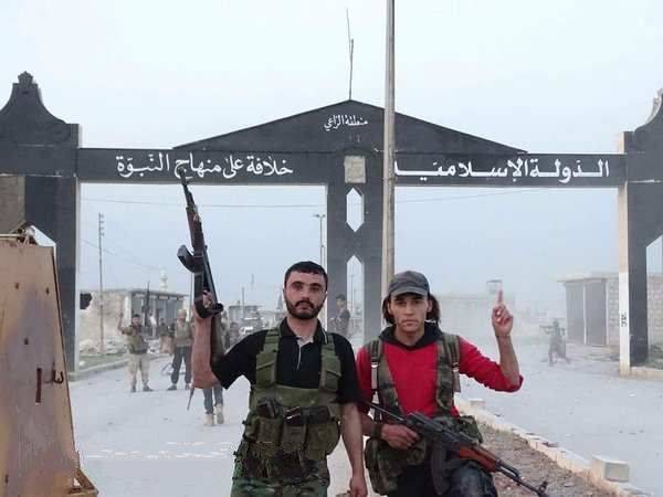 Боевики ССА взяли штурмом крепость ИГИЛ в Алеппо и отрезали головы террористам Боевики ССА взяли штурмом крепость ИГИЛ в Алеппо и отрезали головы террористам