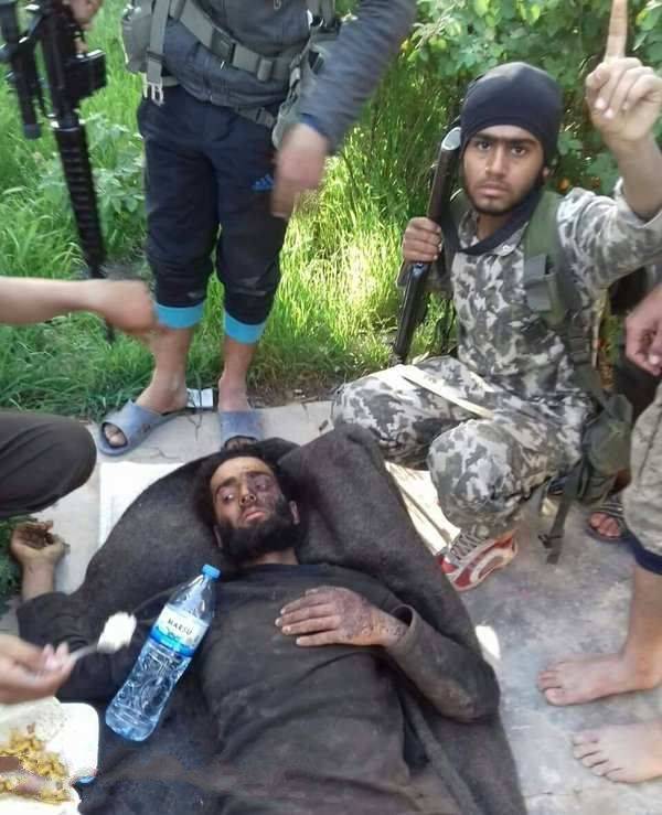 Боевики ССА взяли штурмом крепость ИГИЛ в Алеппо и отрезали головы террористам Боевики ССА взяли штурмом крепость ИГИЛ в Алеппо и отрезали головы террористам