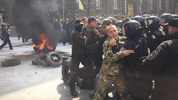 В Киеве митингующие жгут шины у здания администрации президента. ВИДЕО В Киеве митингующие жгут шины у здания администрации президента. ВИДЕО