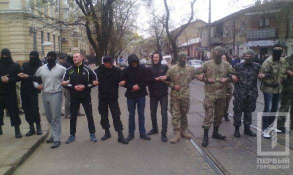В Одессе боевики ПС напали на людей с георгиевскими лентами В Одессе боевики ПС напали на людей с георгиевскими лентами