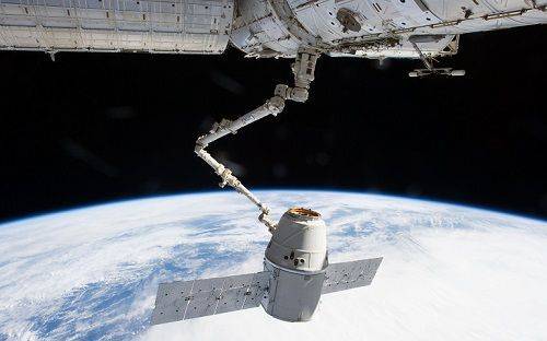 Космический грузовик SpaceX Dragon успешно пристыковался к МКС Космический грузовик SpaceX Dragon успешно пристыковался к МКС