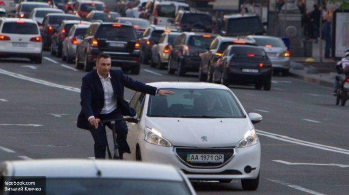 Кручу, верчу, запутать хочу: Кличко опозорился на велосипеде в центре Киева Кручу, верчу, запутать хочу: Кличко опозорился на велосипеде в центре Киева