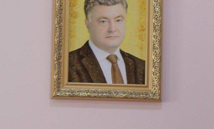 Украина требует не вешать портреты Порошенко в школах Украина требует не вешать портреты Порошенко в школах