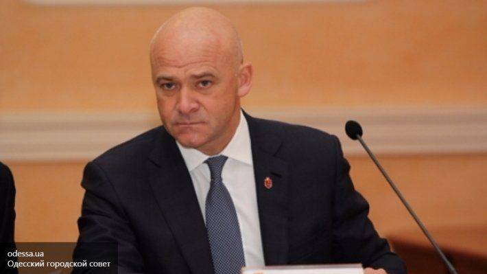 Избитые активисты обложили шинами горсовет Одессы Избитые активисты обложили шинами горсовет Одессы