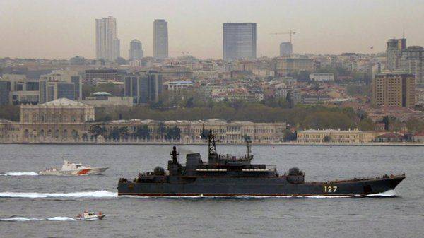 Турецкие силовики окружили российский боевой корабль в Босфоре Турецкие силовики окружили российский боевой корабль в Босфоре