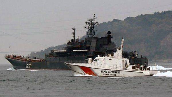 Турецкие силовики окружили российский боевой корабль в Босфоре Турецкие силовики окружили российский боевой корабль в Босфоре