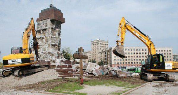 Гепа окончательно слил город: В Харькове демонтируют постамент памятника Ленину Гепа окончательно слил город: В Харькове демонтируют постамент памятника Ленину