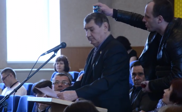 В Энергодаре экс-мэр отправил в нокдаун «активиста», облившего его зеленкой В Энергодаре экс-мэр отправил в нокдаун «активиста», облившего его зеленкой