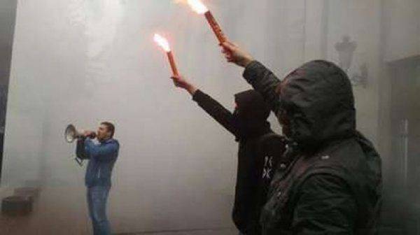 На акцию за освобождение Савченко в Киеве собралось аж 15 человек На акцию за освобождение Савченко в Киеве собралось аж 15 человек